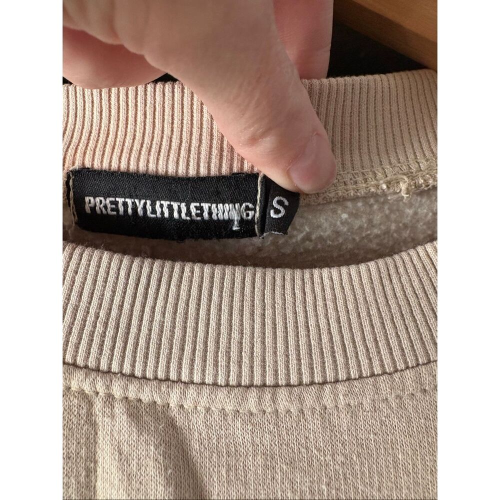 🐿️ Pretty Little Thing Tan Pullover Babe Sweatshirt Size Small - Picture 3 of 8